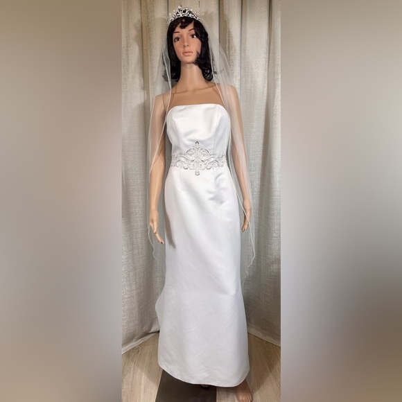 David’s bridal 👰 Elegant White Strapless Wedding Gown with Veil & Tiara Set - Picture 6 of 13